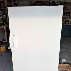 FREEZER 110V LIKE NEW 