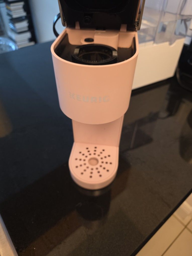 KEURIG CAPSULE COFFEE MACHINE 