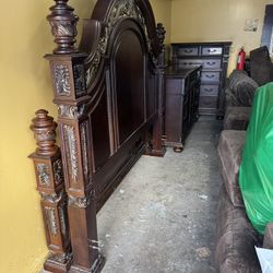 King Size Bed With Dressing And Closet