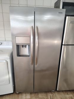 Frigidaire side by side refrigerador with water and ice maker dispenser In Excellent Working Condition