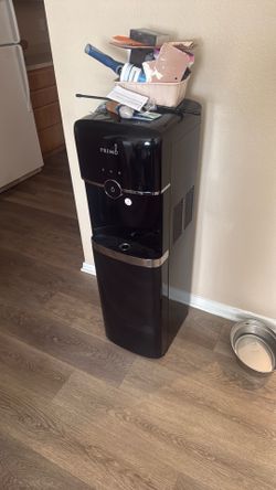 Prime bottom fed water dispenser