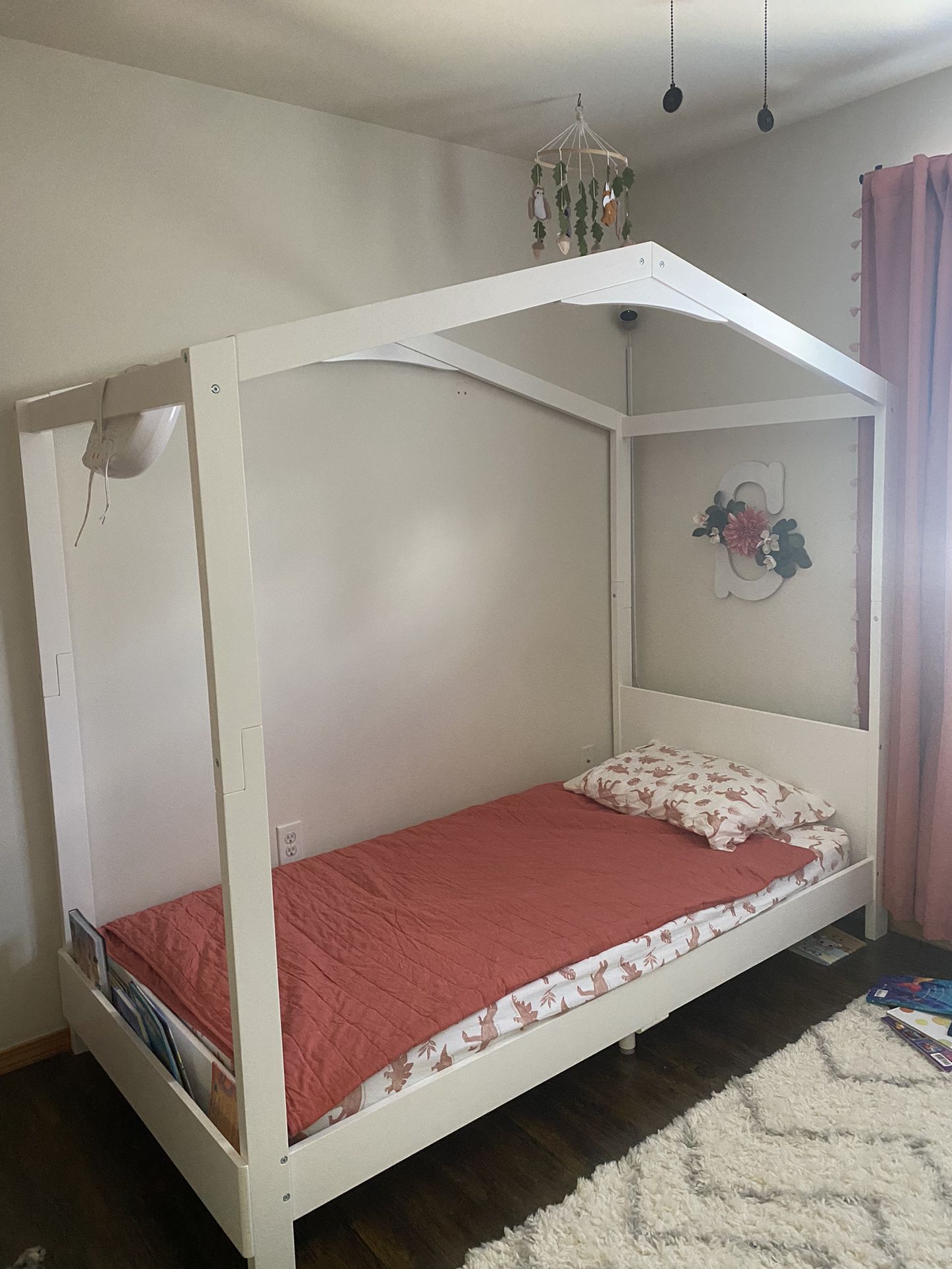 Delta Children Poppy House Wood Twin Bed, Platform Bed - No Box Spring Needed, Bianca White