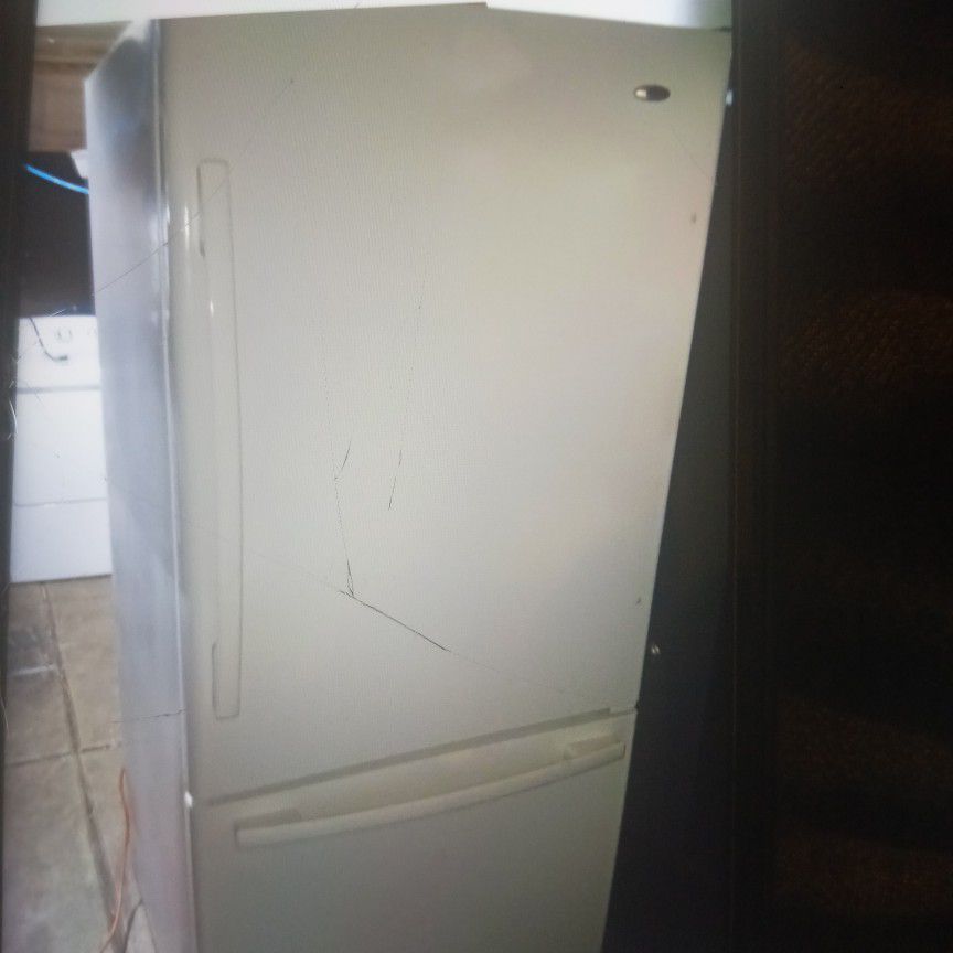 Nice and Clean White Amana Refrigerator 