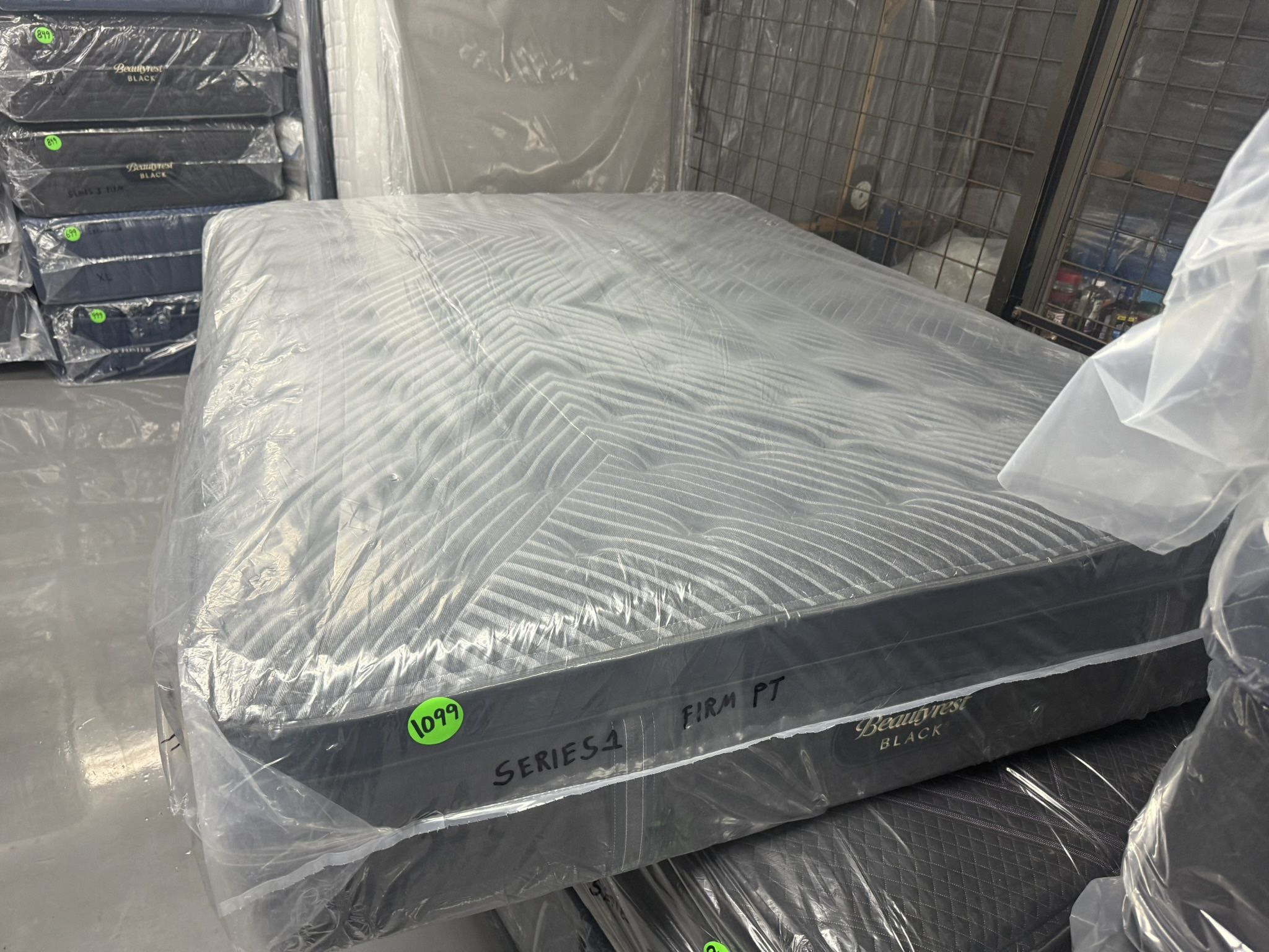 QUEEN SIZE SIMMONS BEAUTYREST BLACK SERIES 1 (FIRM) PILLOW TOP MATTRESS & BOX SPRING BED SET