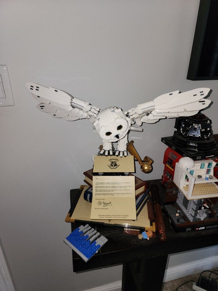 LEGO Harry Potter: Hedwig (75979) In Hand