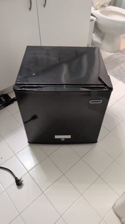 Small upright freezer 1.1 cubic ft