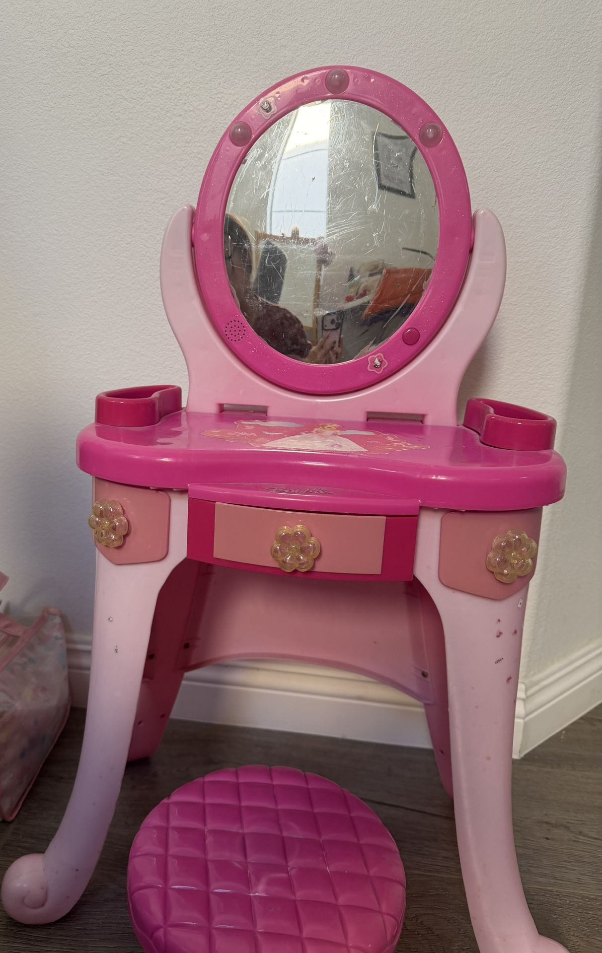 Kids makeup vanity with pretended makeup kit