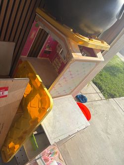 Rainbow High house