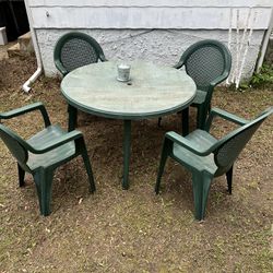 Plastic Outdoor Table & Chairs (4x)