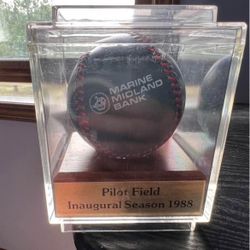 Buffalo Bisons 1988 Innaugural 1st Year Commerative Baseball @ Custom Case 