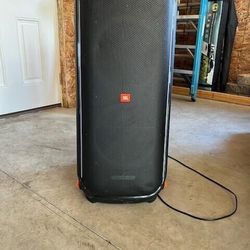 JBL PartyBox 710 Speaker with Lighting Effects in good shape w/no issues.