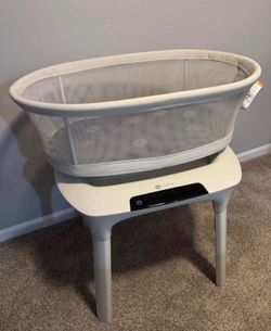 4moms MamaRoo Sleep Bassinet featuring a white mesh basket