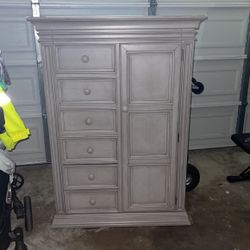 Drawers/ Shelves
