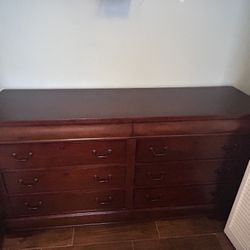Mahogany Bedroom Set – Elegant & Well-Maintained