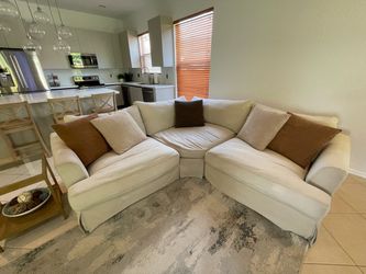 Sectional with 5 throw pillows