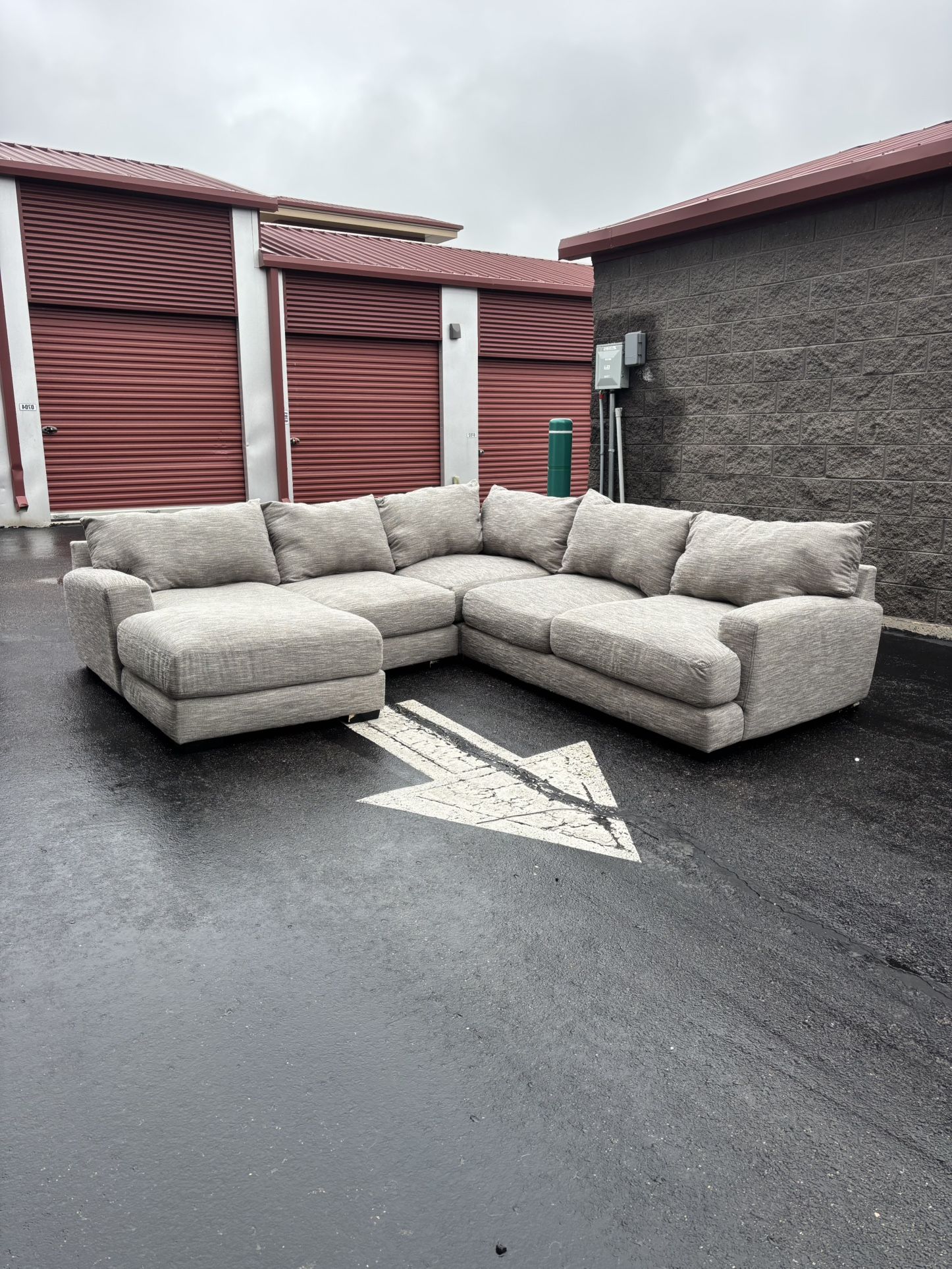 **FREE DELIVERY** Beautiful Modern Grey L Shaped Sectional Couch