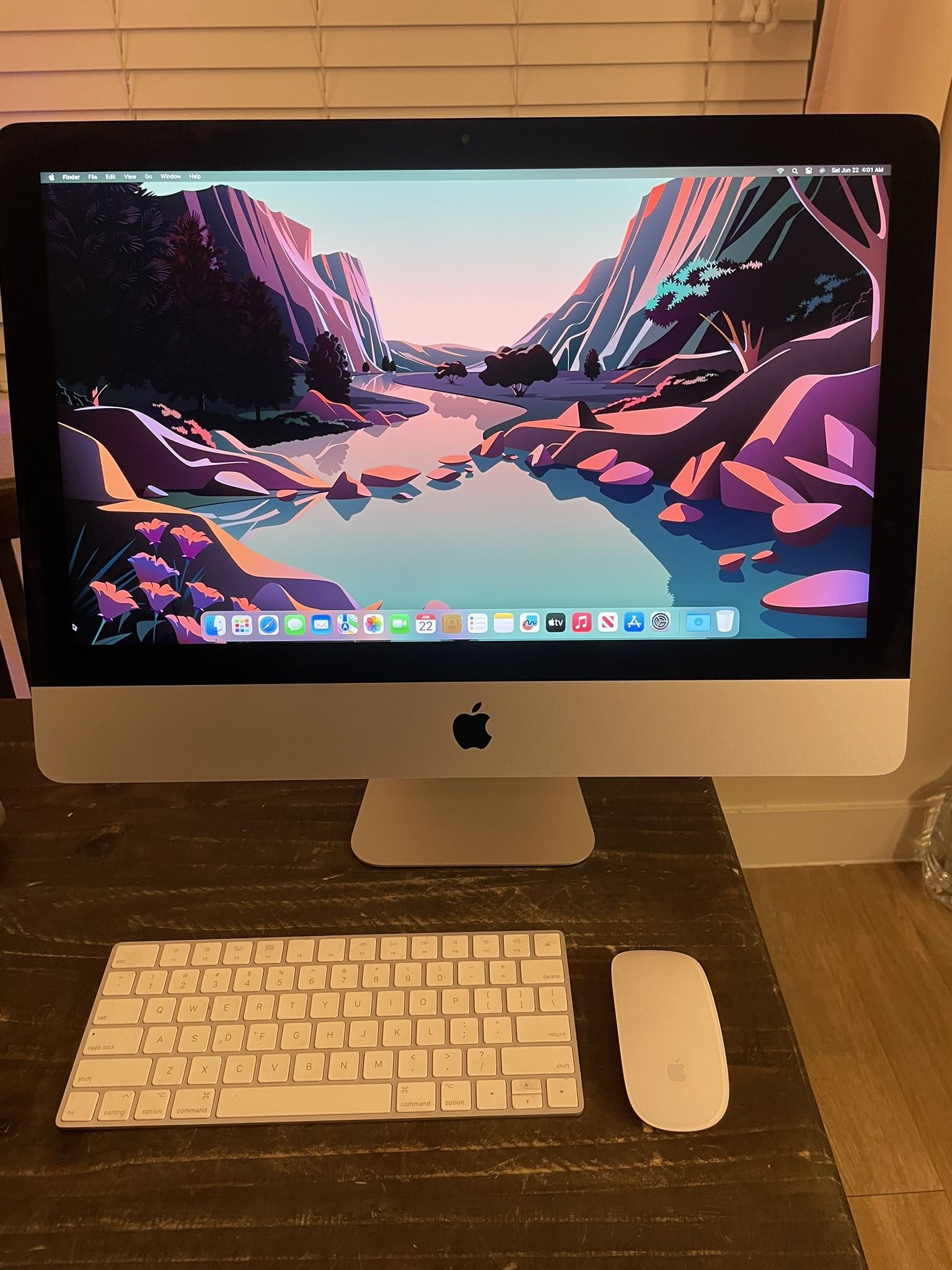 2017 Apple iMac 21.5-inch 4K Retina 8gb Ram 256gb Ssd 3ghz i5 - Ventura macOS - Wireless Keyboard 2 And Magic Mouse 2 All in one Works great Very