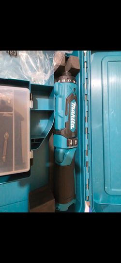 Makita 7.2V Cordless Hex Driver-Drill Kit (Model DF012DSE)