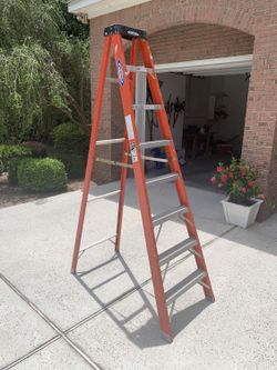 7 Step Foldable Step Ladder  375 lb Capacity 8 feet