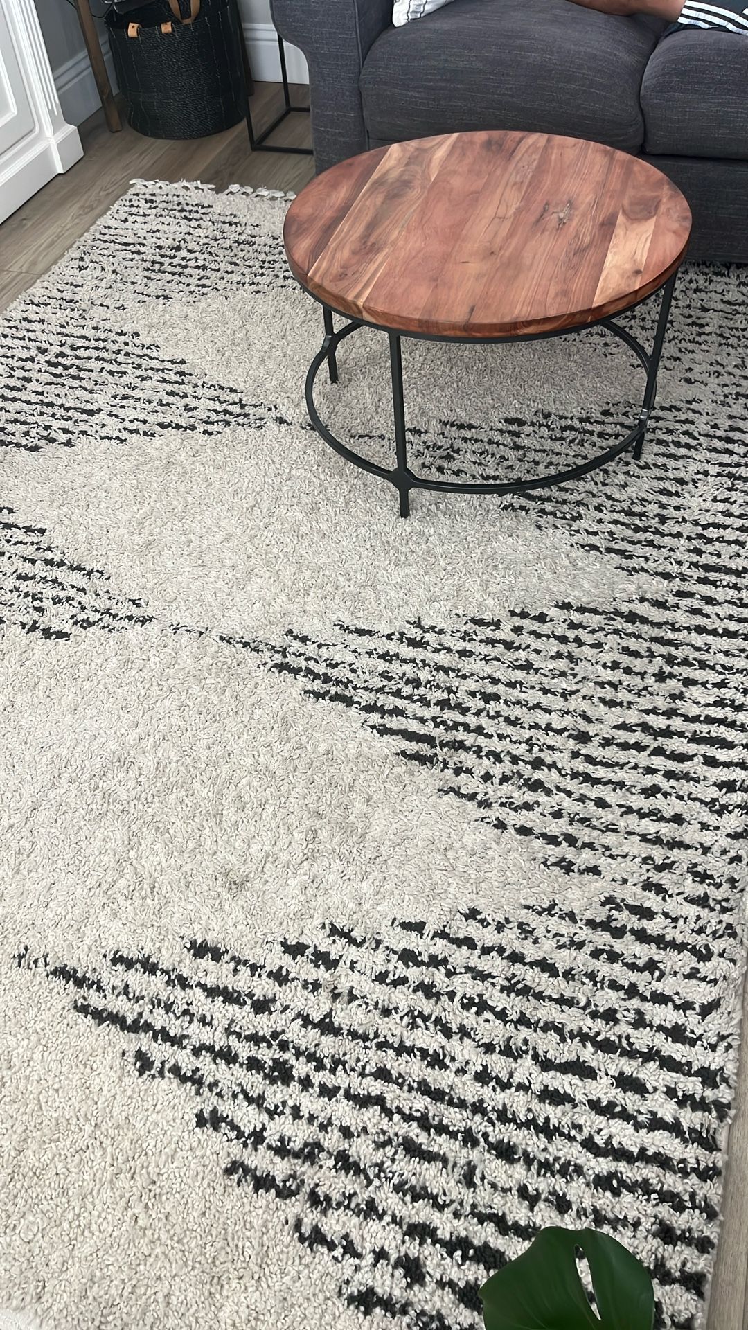 Rugs USA Rug And Coffee Table Matching Pillows
