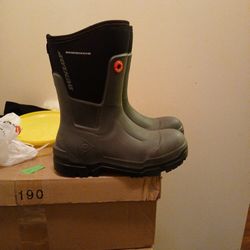Dunlop Waterproof/Slip Resistant Boots Size 9