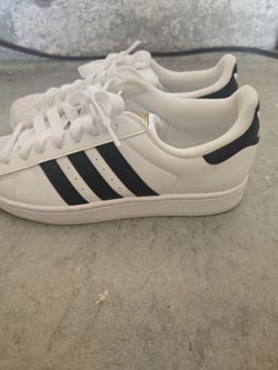 White/ black stripe Adidas size 7 like new