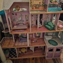 Kidkraft Dollhouse With Accessories