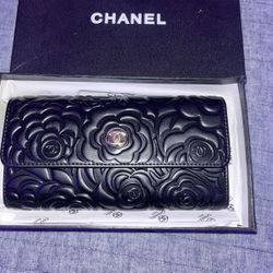 Beautiful Women’s Wallet Black New! In the Box!