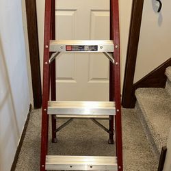 4-ft (8-ft Reach Height) Fiberglass Type 2 - 225 Ibs. Load Capacity Step ladder