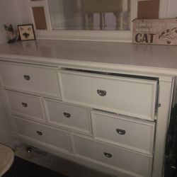 Dresser with Mirror for Sale Good Condition (7 drawers)
