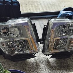 Nissan Titan Headlight Assembly Set