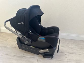 Nuna Pipa Car seat and base