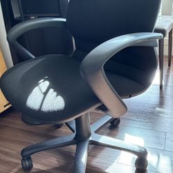 Heavy-Duty Office Chair – Strong, Durable & Comfortable