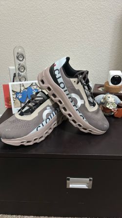 On cloudmonster  Gray color Man’s 9.5 Open box