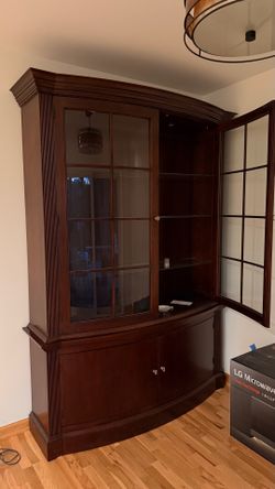 Solid Wood Lighted Curio / China Cabinet Display Hutch