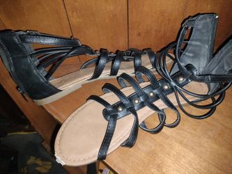 Iynx Black Sandals