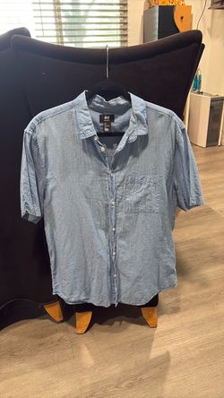 Light blue H&M short sleeve button down shirt. Size L