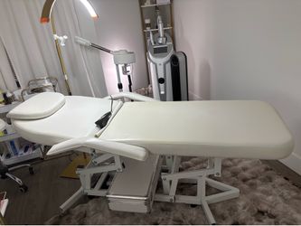 Esthetician Bed / Facial Chair – Like New