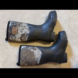 Woman’s size 8 SHE outdoor waterproof boots  