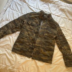 Banana Republic camo utility jacket in Men’s size S.