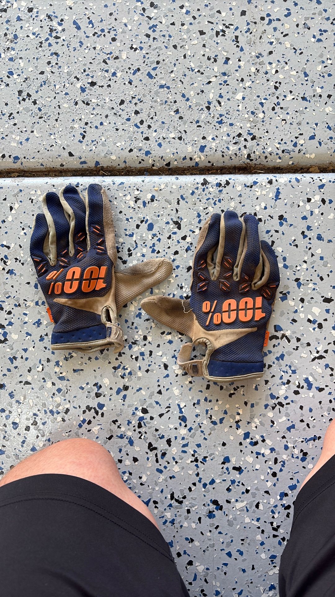 100% Gloves size medium