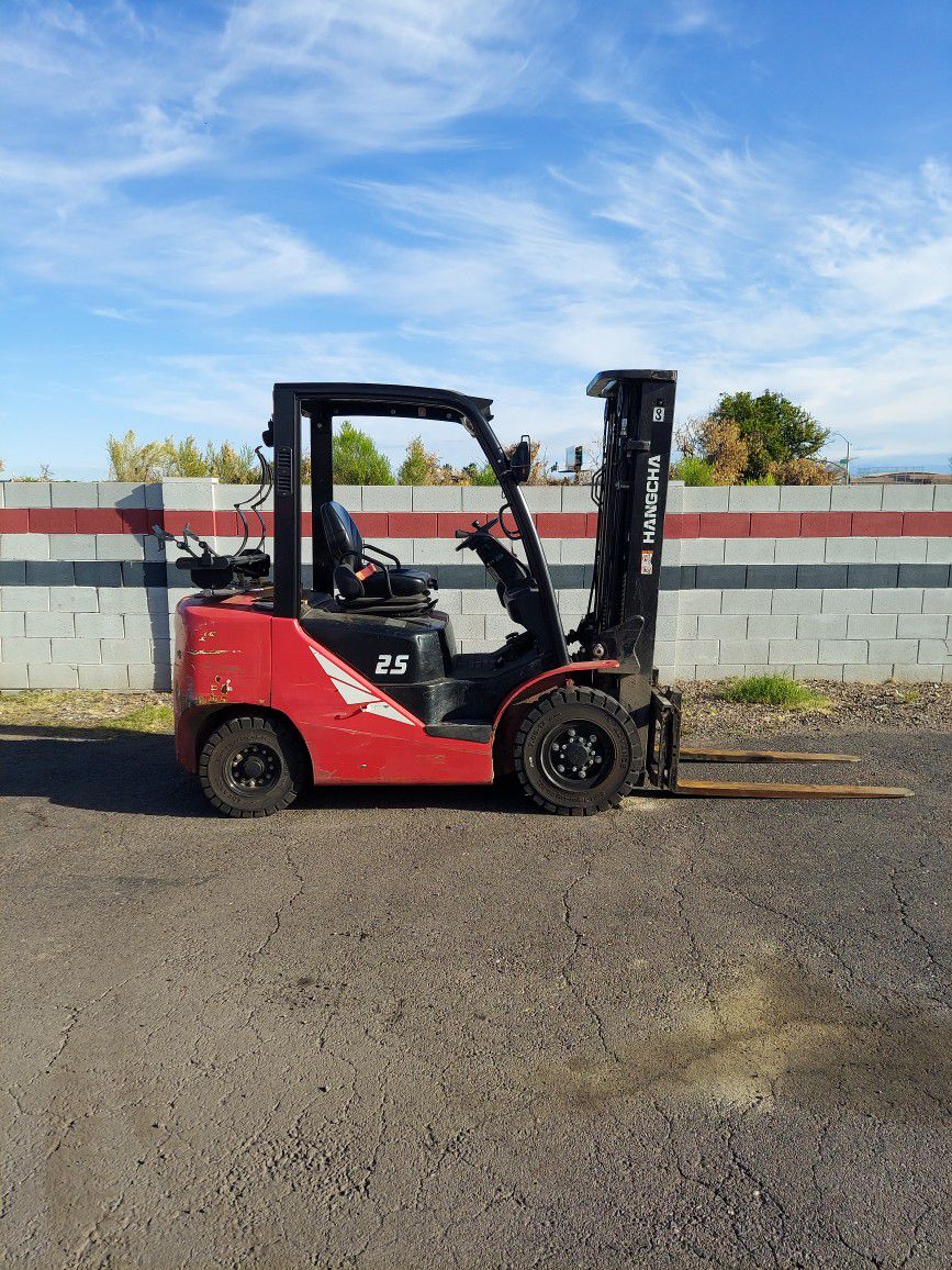 2021 HANGCHA CPYD25 - LOW HOUR 5,000LB PNEUMATIC FORKLIFT W/ SIDE SHIFT