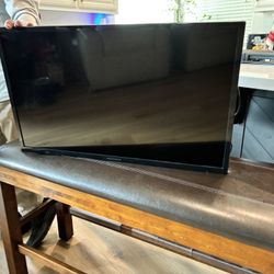 INSIGNIA 32" LED HD Smart Fire TV WITH ATTACHED OSCILLATING MOUNT