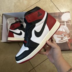 Jordan 1 Retro High Black Toe 