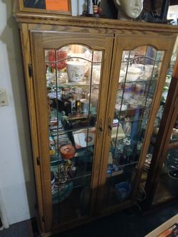 NICE SMALLER SIZE OAK CURIO CABINET