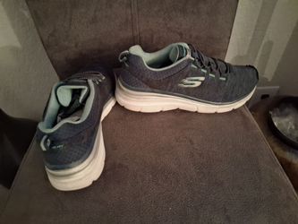 Youth size 5 Skethers Slip Ons,Bungee laced Sneakers