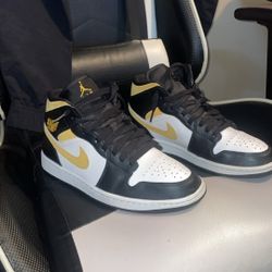 Jordan 1 mid university gold and black