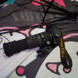 Almost New Perfect condition nikon camera with extended lens to batteries