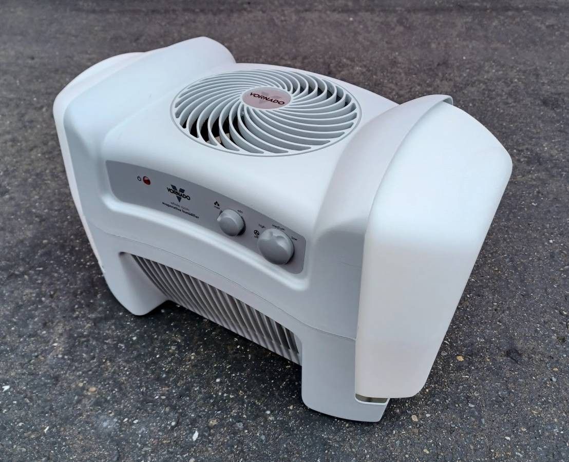 Vornado 4-Gallon Evaporative Humidifier Adjustable Humidity + 3 Speeds