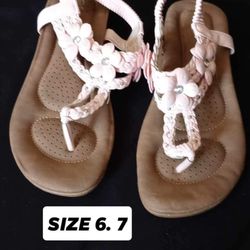 New Women’s Sandals Available In Size 6,7